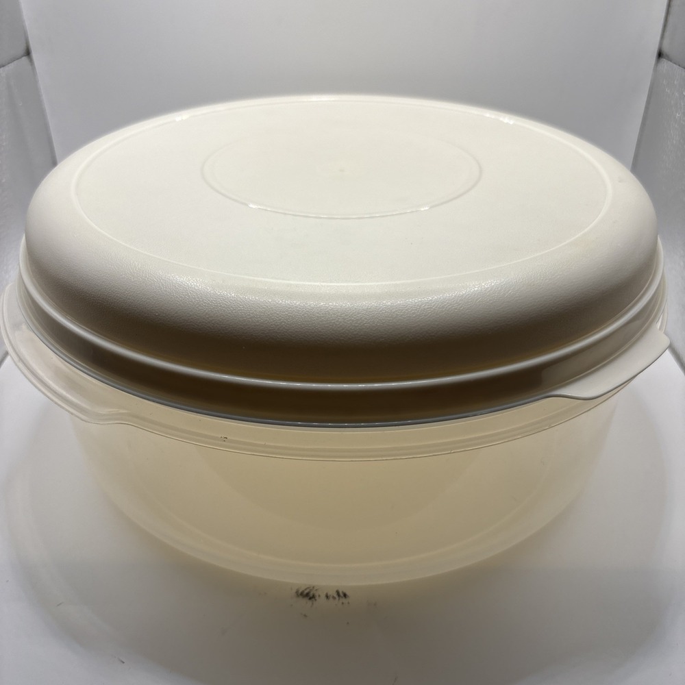 Rubbermaid Servin' Saver # 5 22 Cup Almond Lid Storage Container Round Large